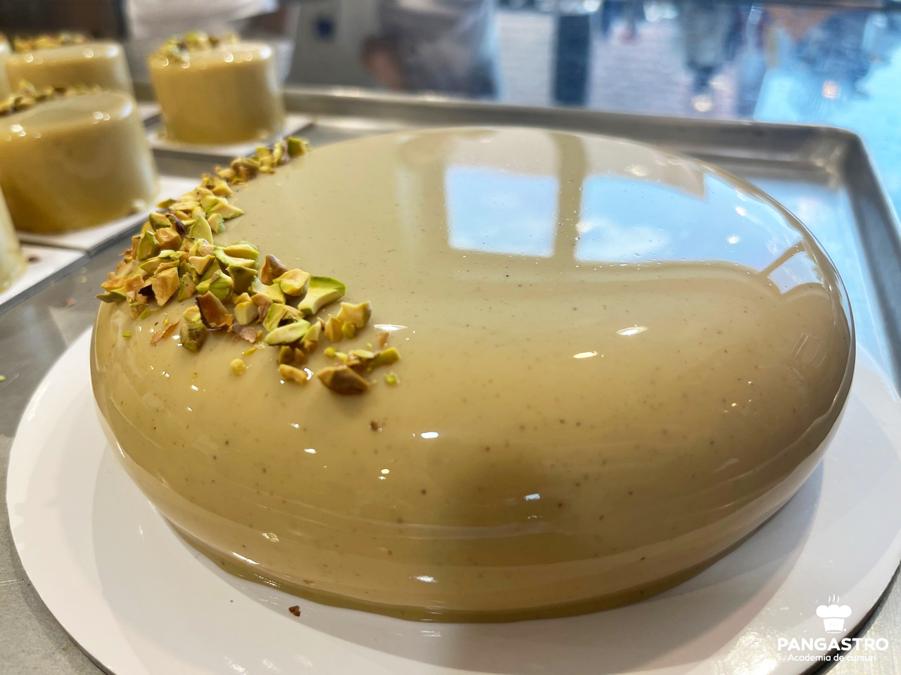 Iași / Artă în cofetărie: Torturi clasice, entremet și monoporții